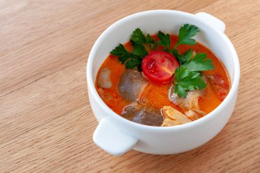 Vejetaryen yemek. Vejetaryen çorba Tom Yam Hindistan cevizi sütü, Limon otu, mantar ve kiraz domates.