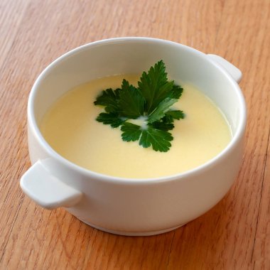 Vejetaryen yemek. Krem peynir çorbası Krem, patates ve Baharatlar, otlar ile dekore edilmiştir. Kare biçimi.