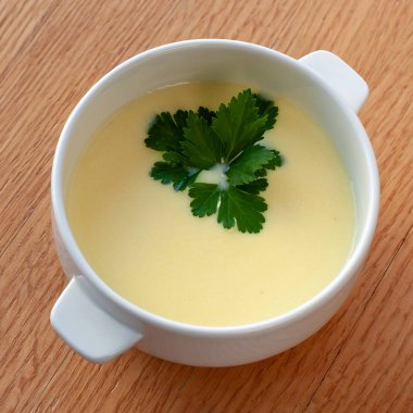 Vejetaryen yemek. Krem peynir çorbası Krem, patates ve Baharatlar, otlar ile dekore edilmiştir. Biçim 1: 1.