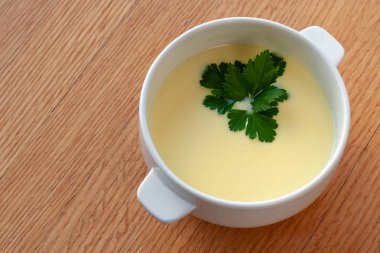 Vejetaryen yemek. Krem peynir çorbası Krem, patates ve Baharatlar, otlar ile dekore edilmiştir..