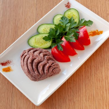 Vejetaryen yemek. Pate ile ceviz, fasulye otlar ve taze domates ve salatalık ile dekore edilmiştir. Kare biçimi.