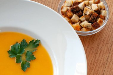 Vejetaryen yemek. Köri otlar ile dekore edilmiş, kabak çorbası.