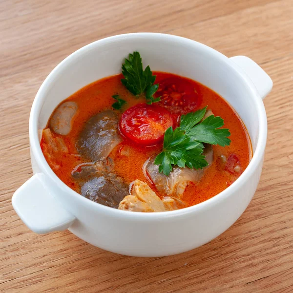 Vejetaryen yemek. Vejetaryen çorba Tom Yam Hindistan cevizi sütü, Limon otu, mantar ve kiraz domates. Kare biçimi.