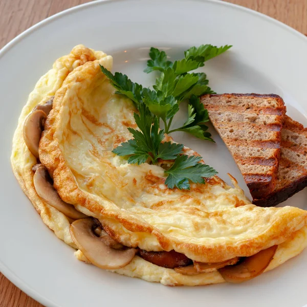 Vegetarische Schotel Omelet Met Champignons Ingericht Met Kruiden Toast Vierkant — Stockfoto