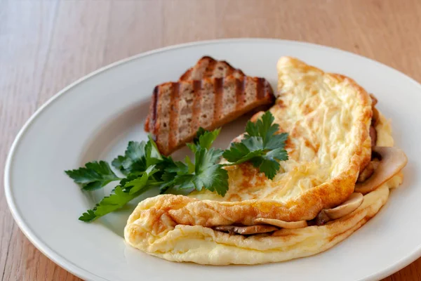 Vejetaryen yemek. Petrol, otlar ve kruton pişmiş yumurta.