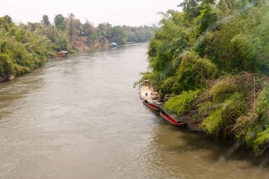 Kwai Nehri. Tay nehir yatay, tekneler.