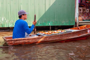Khlong laboratuvar Mayom Suüstü Pazarı. Yerel bir Tay gıda merchan olduğunu