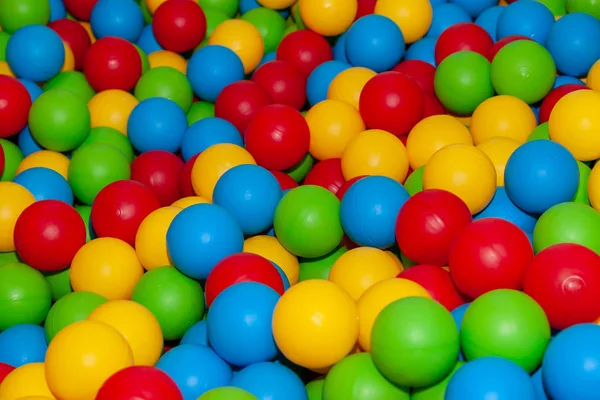 Bakgrund av många färgade plastbollar. — Stockfoto