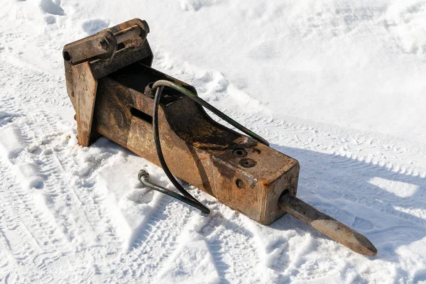 Hydraulische verpletterende hamer in de sneeuw. — Stockfoto
