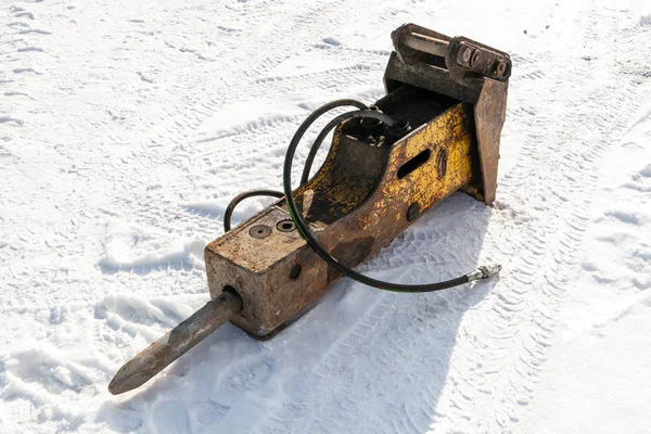 Hydraulische verpletterende hamer in de sneeuw. — Stockfoto