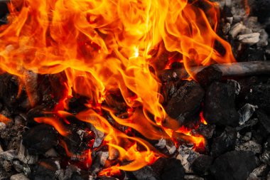 Metal iş parçası furt kömürlerin üzerinde Isıtma işlemi