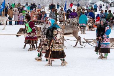 Yerel kadın ulusal kostüm yarışmaya katılmak.