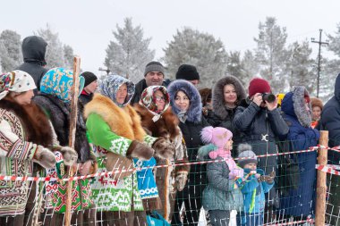 Seyirci arasında orada Kadınlar Ulusal kostümleri.