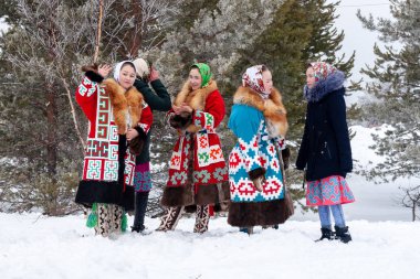 Bir grup ulusal kostümleri yerel kız.