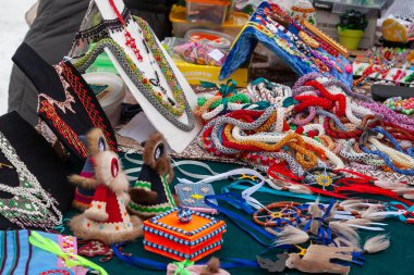 Geleneksel Kuzey Hediyelik eşya ile vitrin.