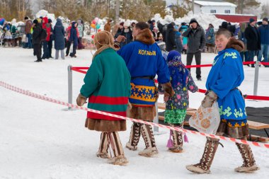 Yerel natives Khanty Ulusal kostümleri bir grup.