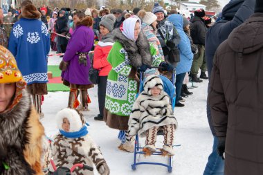 Bir çocuk Ulusal kostümleri ile yerel bir Aborijin bir kadındır.