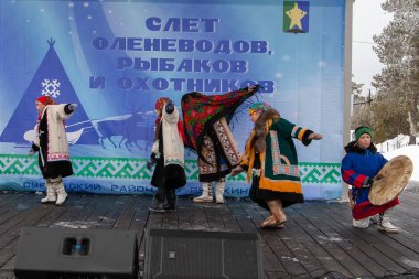 Çocuk folklor grubu performans Sahne Alanı'ndaki.