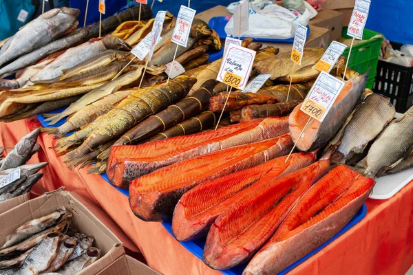 Lezzetli balık türleri ve farklı çeşitlerin ile vitrin. — Stok fotoğraf