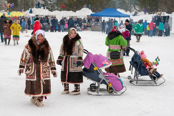 Mujeres en vestido nacional Khanty con niños . — Foto de Stock