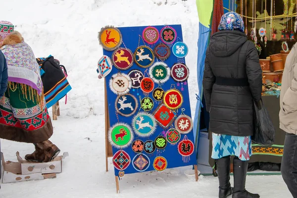 Vetrina con Souvenir del Nord fatta di perline . — Foto Stock