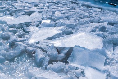 Bahar güneşinin yaktığı kırık buz yığını.
