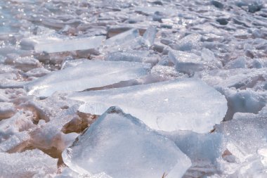 Bahar güneşinin yaktığı kırık buz yığını.