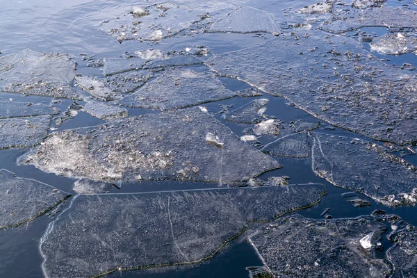 Broken ice on the water surface in spring. — Stock Photo, Image