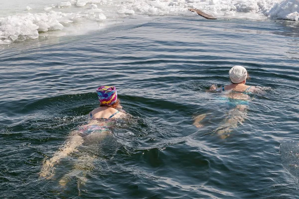 男 - 冬の水泳選手、冬の穴で泳ぐ. — ストック写真