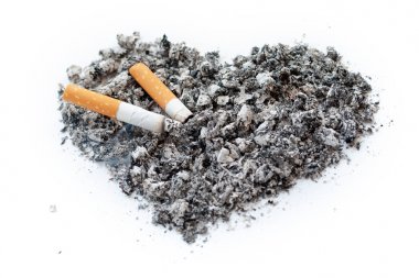 Tütün külü stilize bir kalp şeklinde dağınık.