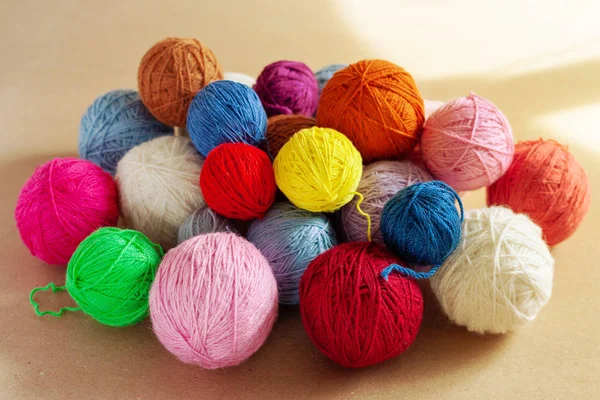 Un montón de bolas de hilo de colores . — Foto de Stock