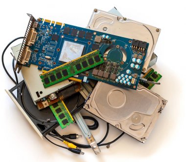 Eski bilgisayar icatları yığını. Ahlaki eski ekipman.