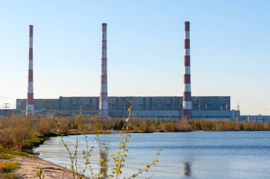 Sprin rezervuar kıyısında termik santral