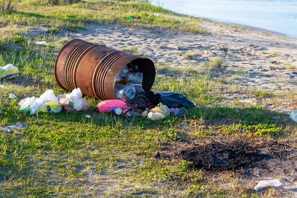 The overturned barrel with garbage, the scattered garbage, waste — Stock Photo, Image