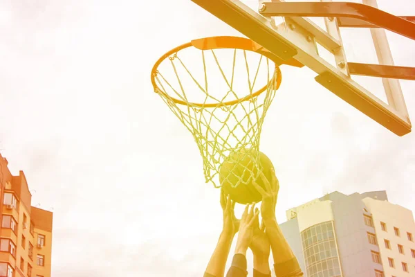 Basketball basket on the background of city houses. Street baske — Stock Photo, Image