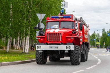 İtfaiye aracının itfaiyecileri, şehir festivalinde yangın güvenliğini sağlamak için hizmet veriyor.