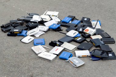Farklı markaların Wi-Fi yönlendiriciler bir sürü, asfalt atılmış