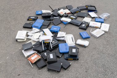Farklı markaların Wi-Fi yönlendiriciler bir sürü, asfalt atılmış