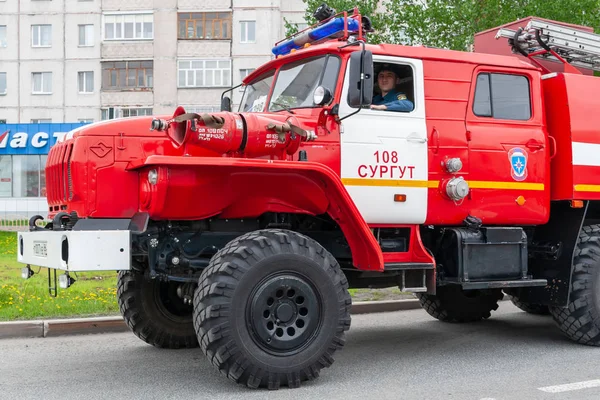 Пожарные на пожарной машине - это служба по обеспечению пожарной безопасности на городском празднике . — стоковое фото