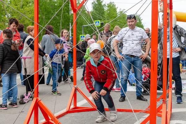 Les enfants sont activement divertis au festival . — Photo