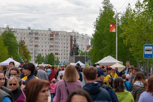 Surgut'ta Rusya günü kutlamalarında sokaklarda bir kalabalık.