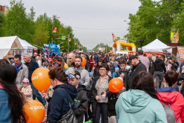 Surgut'ta Rusya günü kutlamalarında sokaklarda bir kalabalık.