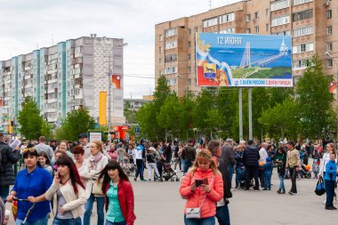 Rusya günü vatandaşlar, Rusya Günü adanmış bir poster önünde - 12 Haziran.