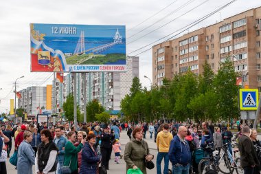 Rusya günü vatandaşlar, Rusya Günü adanmış bir poster önünde - 12 Haziran.