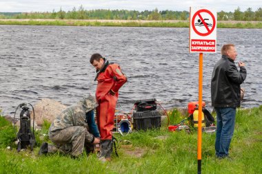 Teknik rezervuarın kıyısında uyarı işareti