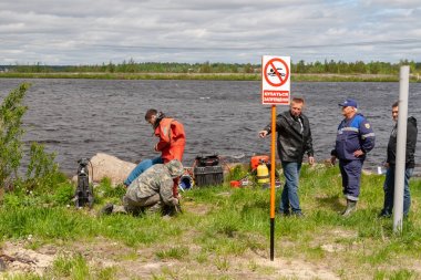 Yazıt-No dalış ile teknik rezervuar kıyısında Uyarı işareti. Arka planda, dalış çalışmaları.