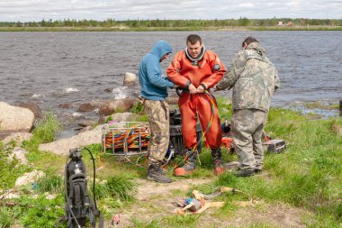 İki asistan iş için profesyonel bir dalgıç hazırlamak yardımcı olur.