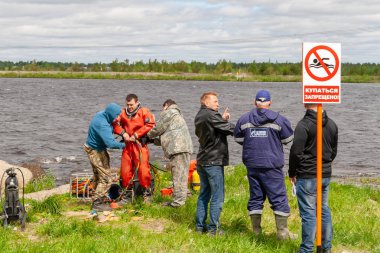 Yazıt-No dalış ile teknik rezervuar kıyısında Uyarı işareti. Arka planda, dalış çalışmaları.