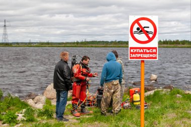 Yazıt-Hayır dalış ile kıyıda uyarı işareti. Arka planda, dalış çalışmaları.