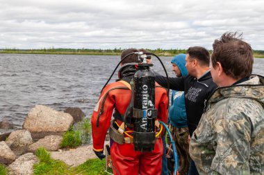 Profesyonel bir dalgıç derin deniz işleri için bir yer gösterilir.